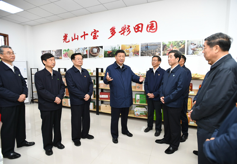 9月16日至18日，中共中央總書記、國家主席、中央軍委主席習(xí)近平在河南考察。這是17日上午，習(xí)近平在信陽市光山縣文殊鄉(xiāng)東岳村文化接待中心，了解光山縣脫貧工作和中辦在光山縣扶貧工作情況。新華社記者 謝環(huán)馳 攝