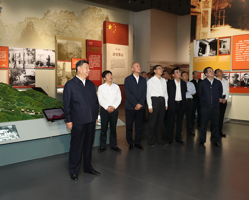 9月12日，中共中央總書記、國家主席、中央軍委主席習(xí)近平視察中共中央北京香山革命紀(jì)念地。這是習(xí)近平在香山革命紀(jì)念館參觀《為新中國奠基》主題展覽。