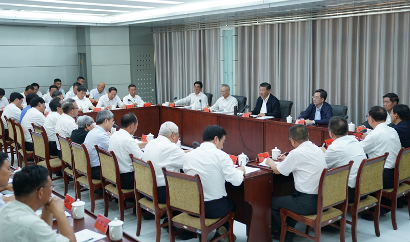 8月19日至22日，中共中央總書記、國家主席、中央軍委主席習(xí)近平在甘肅考察。這是19日下午，習(xí)近平在敦煌研究院同有關(guān)專家、學(xué)者和文化單位代表座談并發(fā)表重要講話。