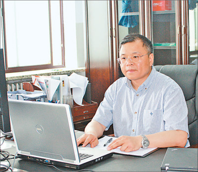 2010年6月1日，黃大年在辦公室內(nèi)工作（資料照片）。